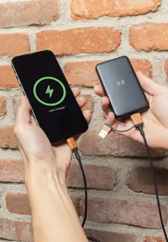 Bild på 5.000 mAh trådlös powerbank i RCS återvunnen plast