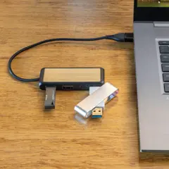 Bild på Link USB-hubb i RCS återvunnen plast och bambu