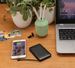 Bild på 5.000 mAh powerbank i fickformat med integrerade kablar