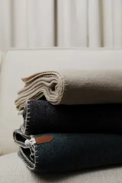 Bild på VINGA Bilton recycled pläd