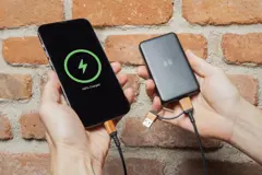 Bild på 5.000 mAh trådlös powerbank i RCS återvunnen plast