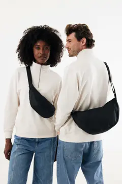 Bild på Crescent XL AWARE™ återvunnen PET slingväska