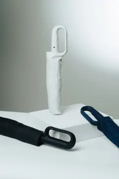 Bild på Yara 21” AWARE™ återvunnen PET enfärgat paraply med karbinhake