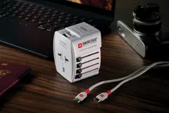 Bild på SKROSS världsreseadapter MUV 65W PD med USB C-kabel