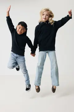 Bild på IQONIQ Yengo hoodie i återvunnen bomull med sidofickor för barn