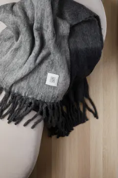 Bild på Vinga Saletto wool blend pläd