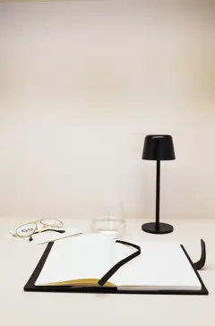 Bild på Zenic RCS återvunnen plast USB laddningsbar bordslampa