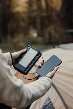 Bild på Nordic Drift Titan 10.000 mAh solcells-powerbank med 3 panel