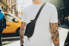 Bild på Crescent AWARE™ återvunnen PET Halvmåneformad crossbody-väska