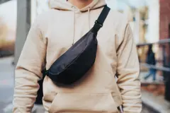 Bild på Crescent AWARE™ återvunnen PET Halvmåneformad crossbody-väska