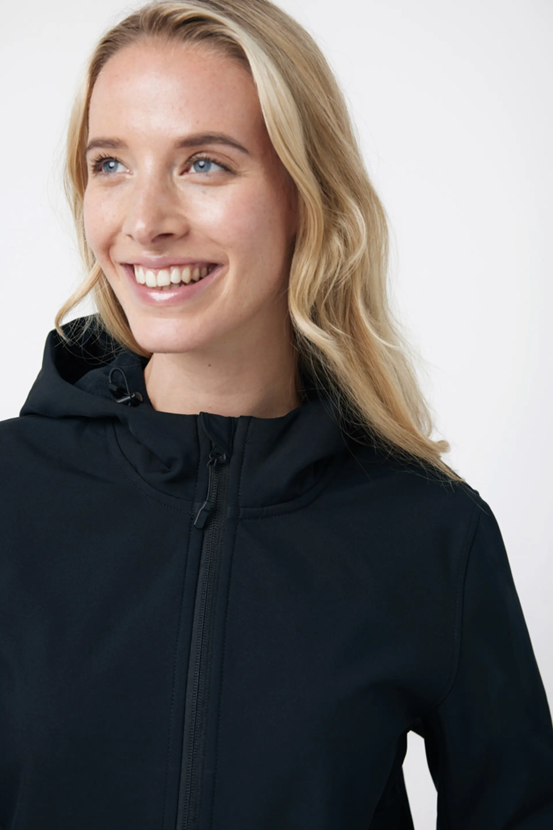 Bild på IQONIQ Makalu soft shell damjacka i återvunnen polyester