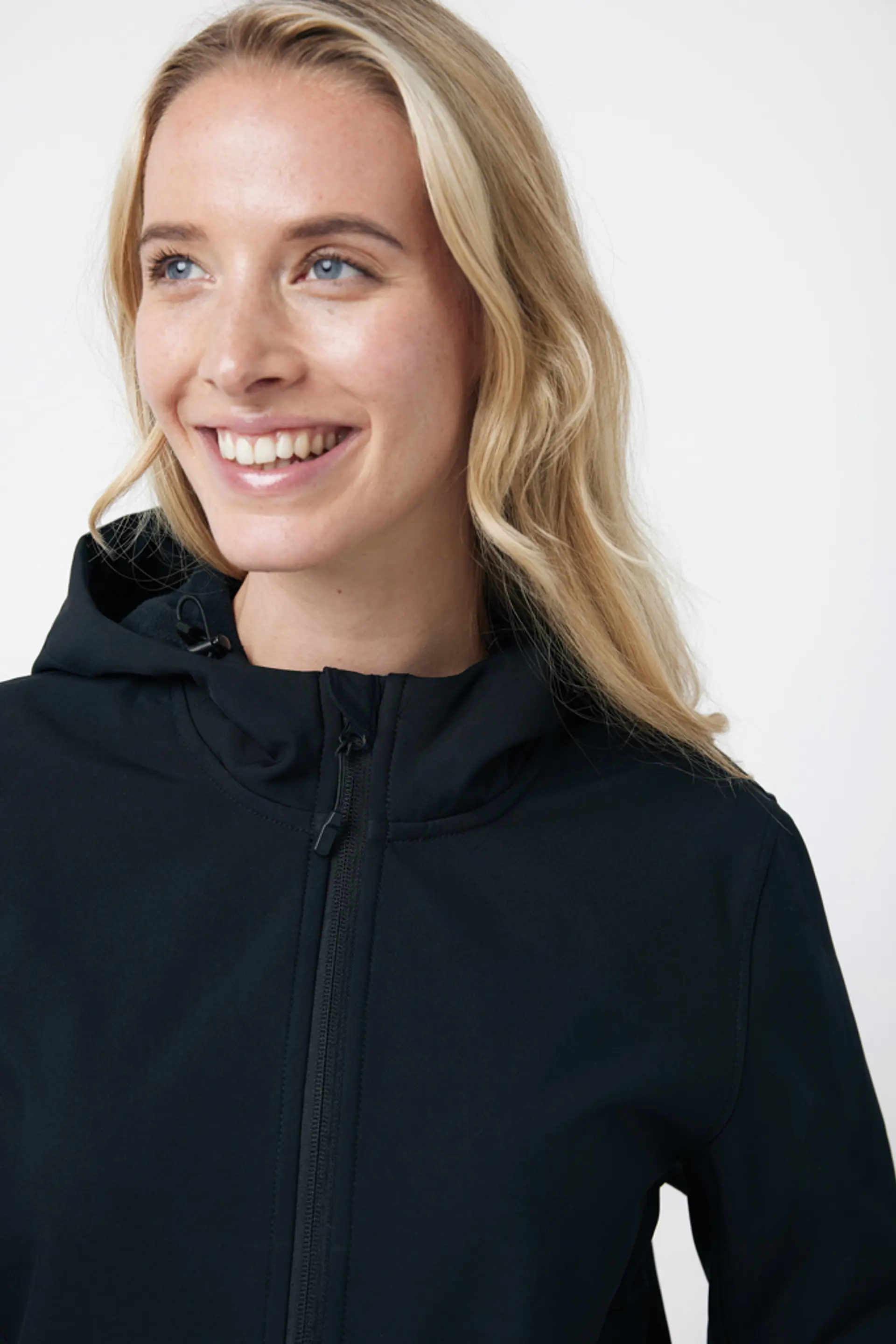 Bild på IQONIQ Makalu soft shell damjacka i återvunnen polyester