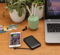 Bild på 5.000 mAh powerbank i fickformat med integrerade kablar