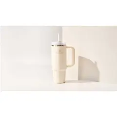 Bild på Stanley Quencher® H2.0 FlowState™ 890 ml isolerad mugg i återvunnet rostfritt stål